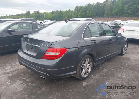 2013 Mercedes-Benz C 300 Luxury 4Matic/Sport 4Matic z USA, uszkodzony, nr VIN WDDGF8AB5DR286740